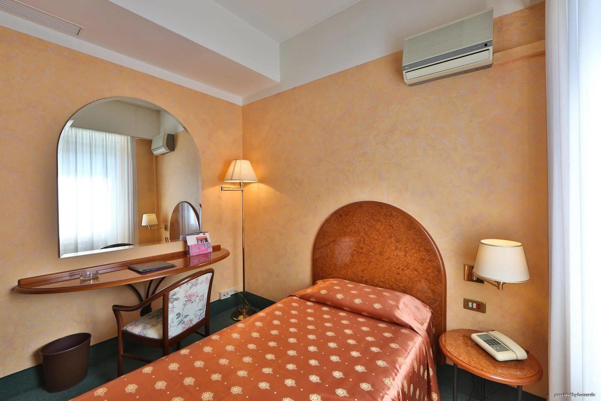 B&B Hotel Como City Center Экстерьер фото